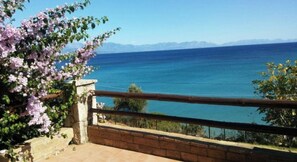A balcony with a view of the sea and mountains. - Panorama beach (Chrani)