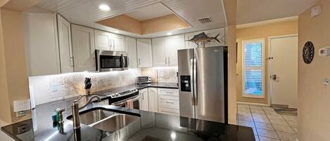 ثلاجة، ميكروويف، فرن، غسالة أطباق