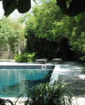 Outdoor pool, pool loungers - Domaine de Rennebourg (Essouvert)