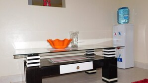 Coffee/tea maker, fridge, microwave, oven - Bangili Rentals (Nairobi)
