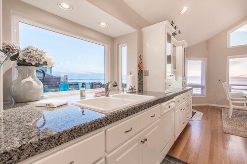 Top O' the Dune #157 - Luxury oceanfront home. Amazing views & fun family room. 4000 square feet.