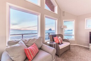 Smart TV, fireplace, books, stereo