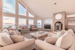 Smart TV, chimenea, libros y estéreo 