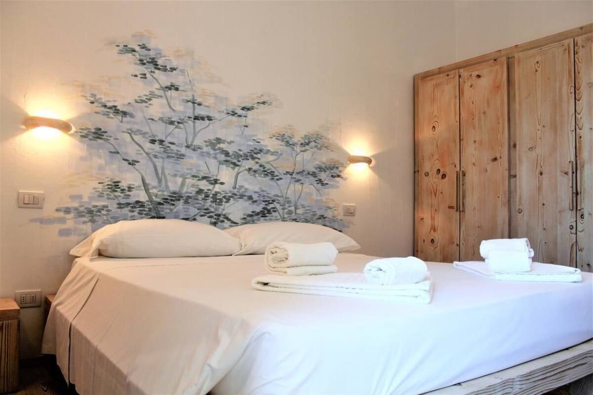 In-room safe, desk, soundproofing, iron/ironing board (on request)