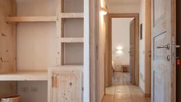 Cofres nos quartos, escrivaninha, quartos à prova de som