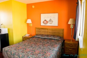 Economy Room, 1 Queen Bed | Desk, iron/ironing board, rollaway beds, free WiFi - Bloomfield Motel (Bloomfield)