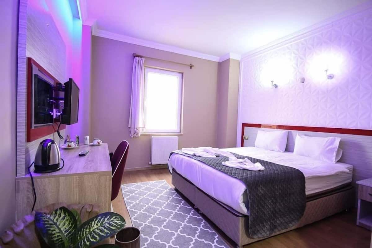 Standaard tweepersoonskamer | Luxe beddengoed, een minibar, een bureau, extra bedden