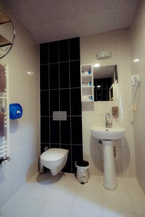 Standaard tweepersoonskamer | Luxe beddengoed, een minibar, een bureau, extra bedden