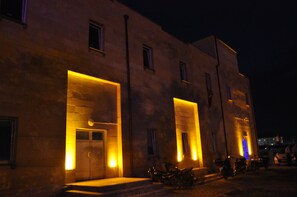 Façade de l’hébergement - soirée/nuit