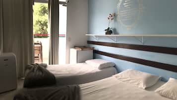Minibar, tabla de planchar con plancha, wifi gratis y ropa de cama