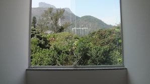 Una ventana con vista a una montaña y edificios.