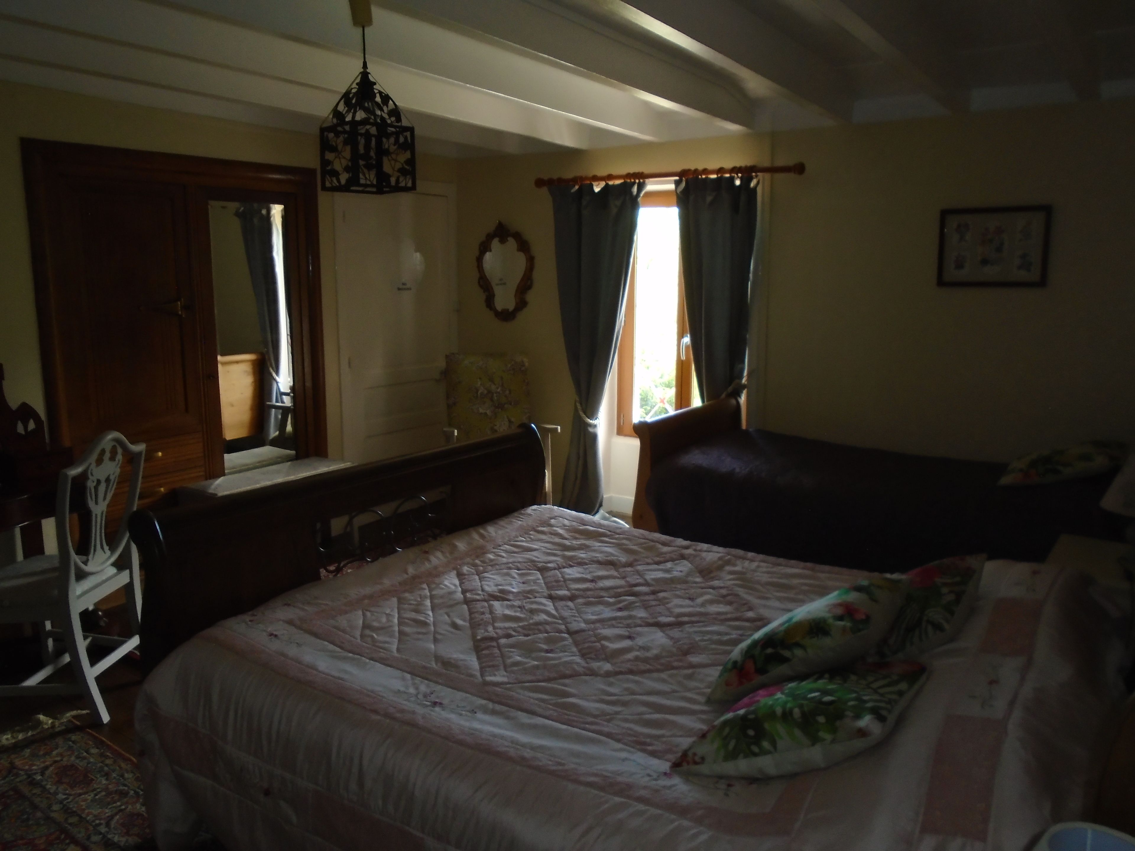 Een bureau, gratis wifi, beddengoed