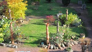 Un jardin agrémenté de diverses plantes et de pots décoratifs.