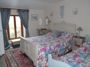 Habitació triple (Chambre Jardin) | Escriptori, wifi gratuïta i roba de llit 