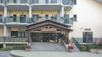Ein Hotel mit Eingangsbereich, einer Rezeption, einer Treppe und einer Bar.
