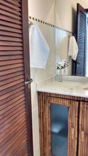 1 bedroom, premium bedding, minibar, iron/ironing board