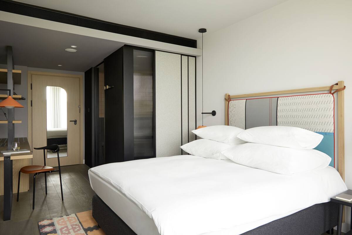 Hypo-allergenic bedding, down duvets, in-room safe, desk