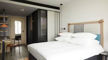 Hypo-allergenic bedding, down duvets, in-room safe, desk