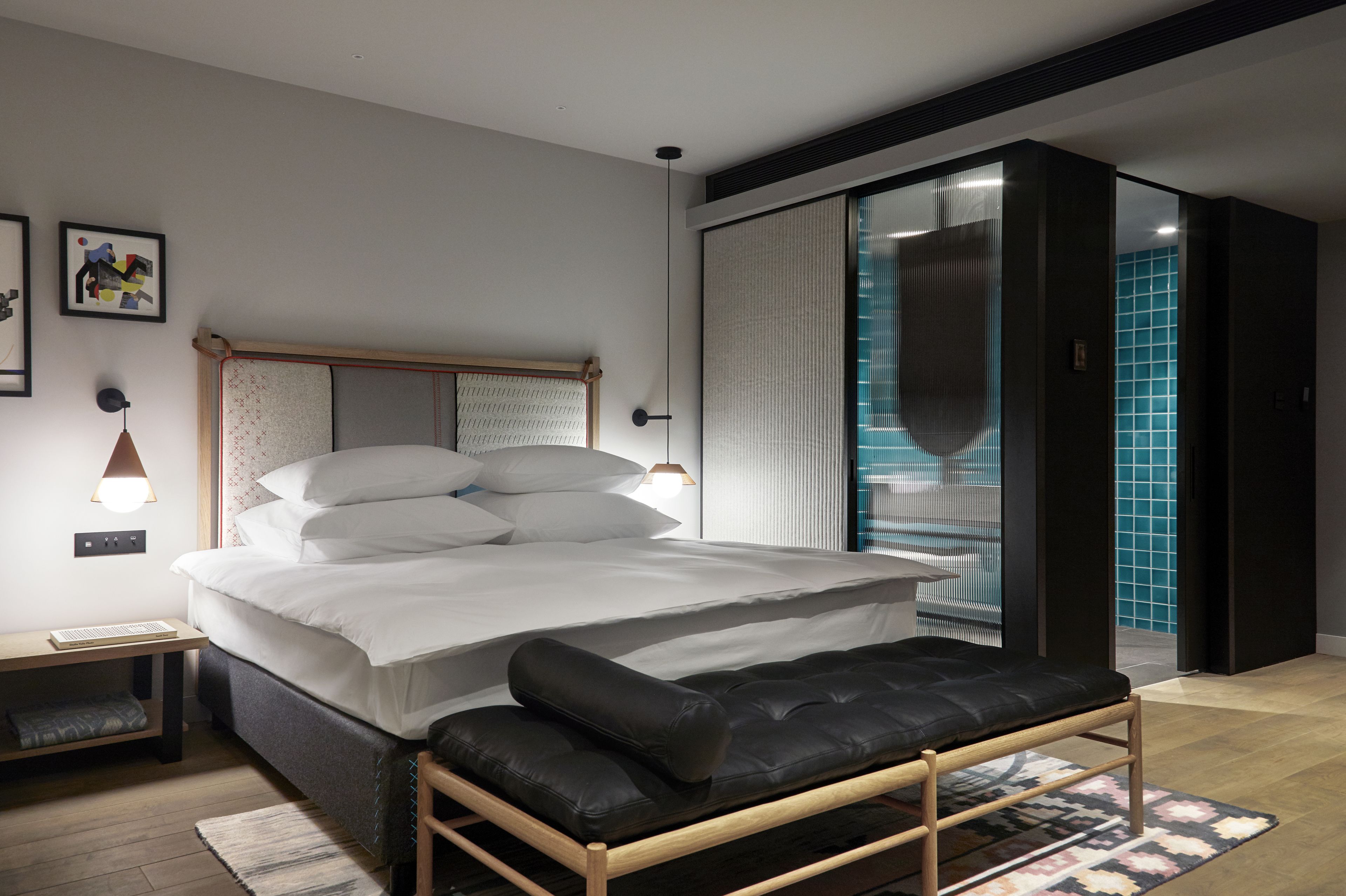 deluxe double room, 1 king bed, ensuite | 1 bedroom, in-room safe, desk, soundproofing