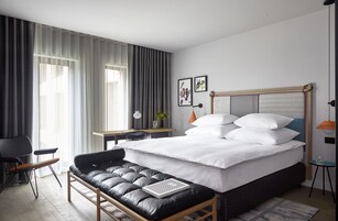 Hypo-allergenic bedding, down duvets, in-room safe, desk