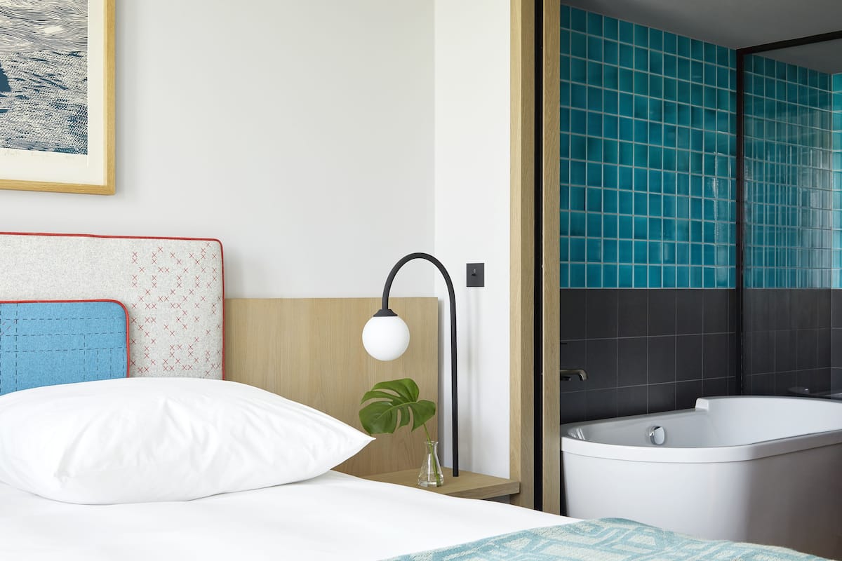 Suite | Hypo-allergenic bedding, down duvets, in-room safe, desk