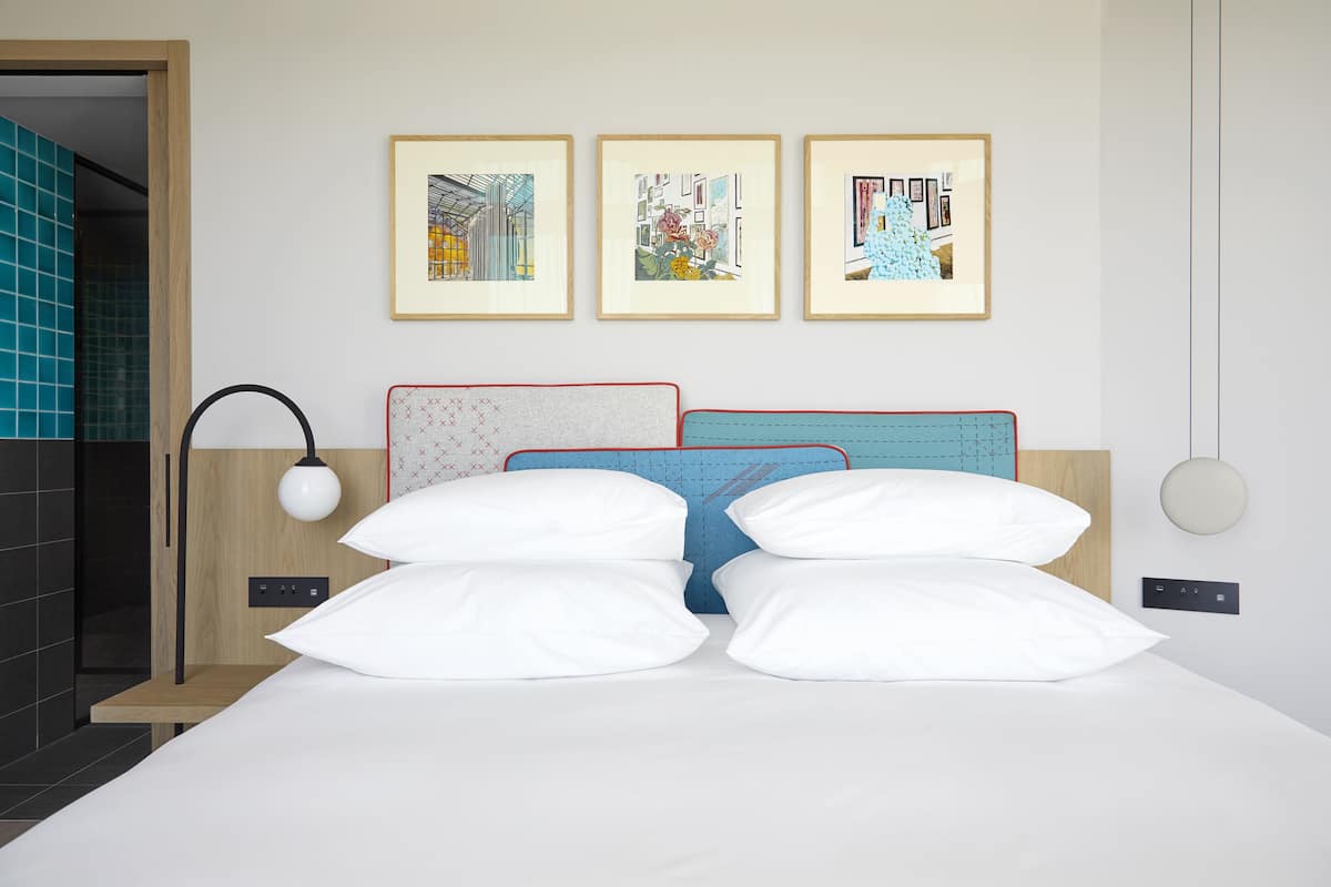 Executive Suite | Hypo-allergenic bedding, down duvets, in-room safe, desk