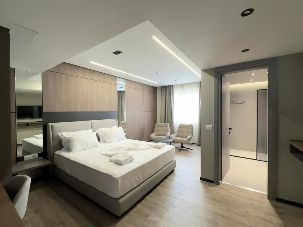 Deluxe kamer, 1 twee- of 2 eenpersoonsbedden | Luxe beddengoed, een minibar, een kluis op de kamer, een bureau