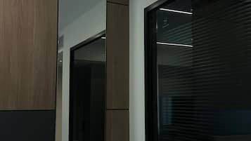 Ropa de cama de alta calidad, minibar, caja fuerte y escritorio
