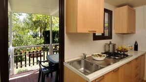 Mobil Karavan | Dapur kecil pribadi | Mesin pembuat kopi/teh, lemari es besar, kompor, dan penggiling kopi