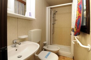 Mobile Home | Bathroom | Shower, bidet, towels - International Camping Torre Cerrano (Pineto)