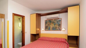 Kamar Quadruple Ekonomi | Seprai linen