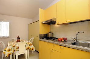 Chambre Quadruple Économique | Coin cuisine privé