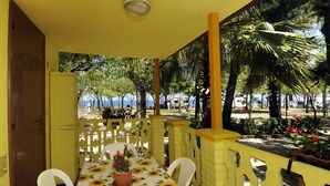 Kamar Quadruple Ekonomi | Teras/patio