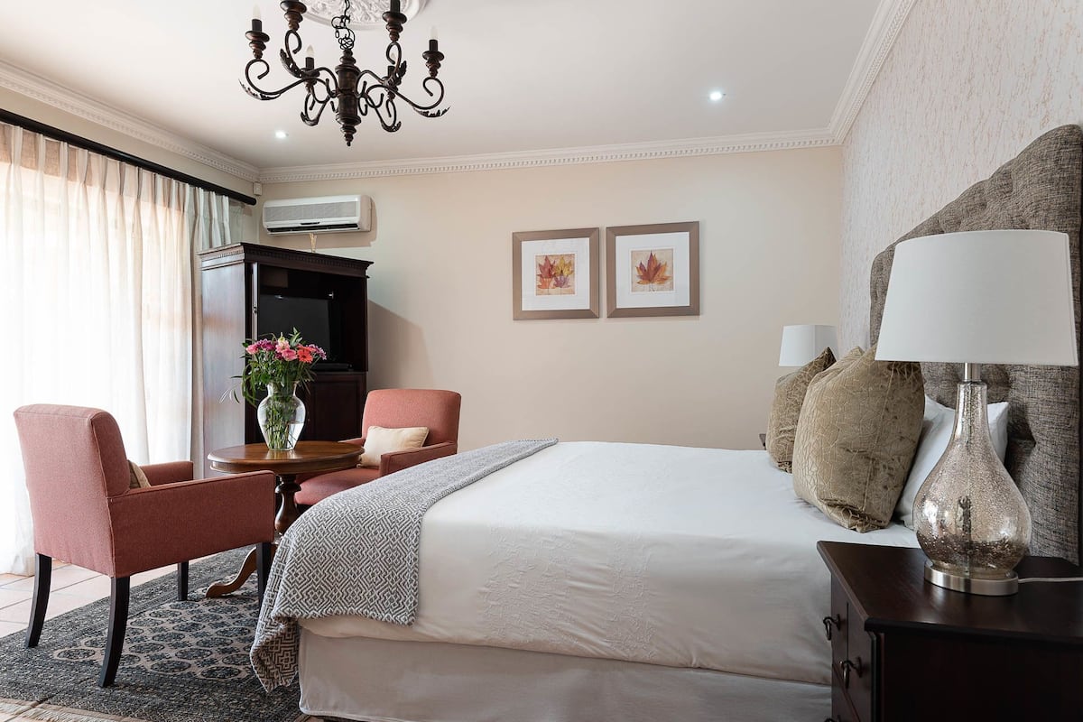Luxury Double Room, 1 Katil Raja (King), Non Smoking, Garden View | 1 bilik tidur, bar mini, peti besi dalam bilik, meja