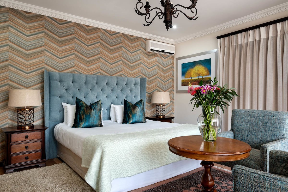 Luxury Double Room, 1 Katil Raja (King), Non Smoking, Garden View | 1 bilik tidur, bar mini, peti besi dalam bilik, meja