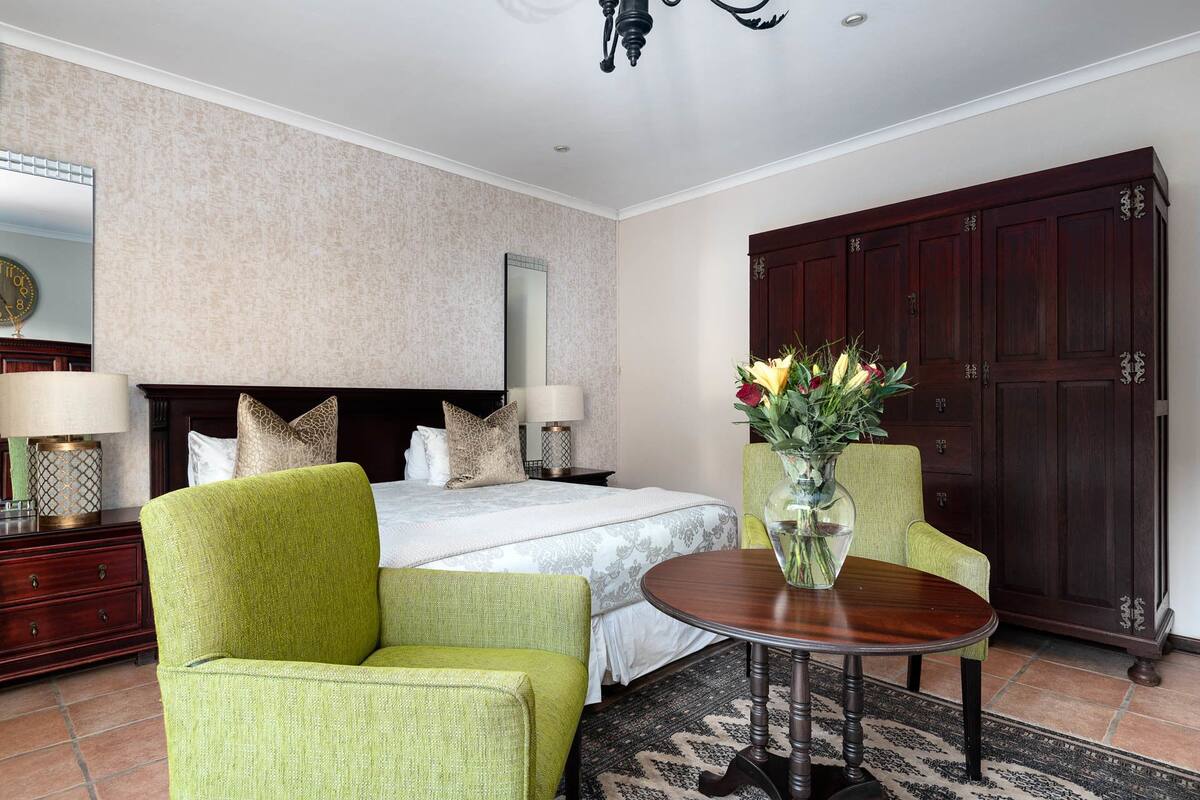 1 chambre, minibar, coffres-forts dans les chambres, bureau