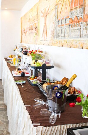 Petit déjeuner buffet (8.50 EUR par personne)
