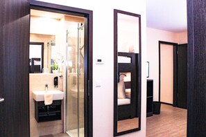 Premium kamer, 2 slaapkamers, 2 badkamers | Luxe beddengoed, een kluis op de kamer, een bureau