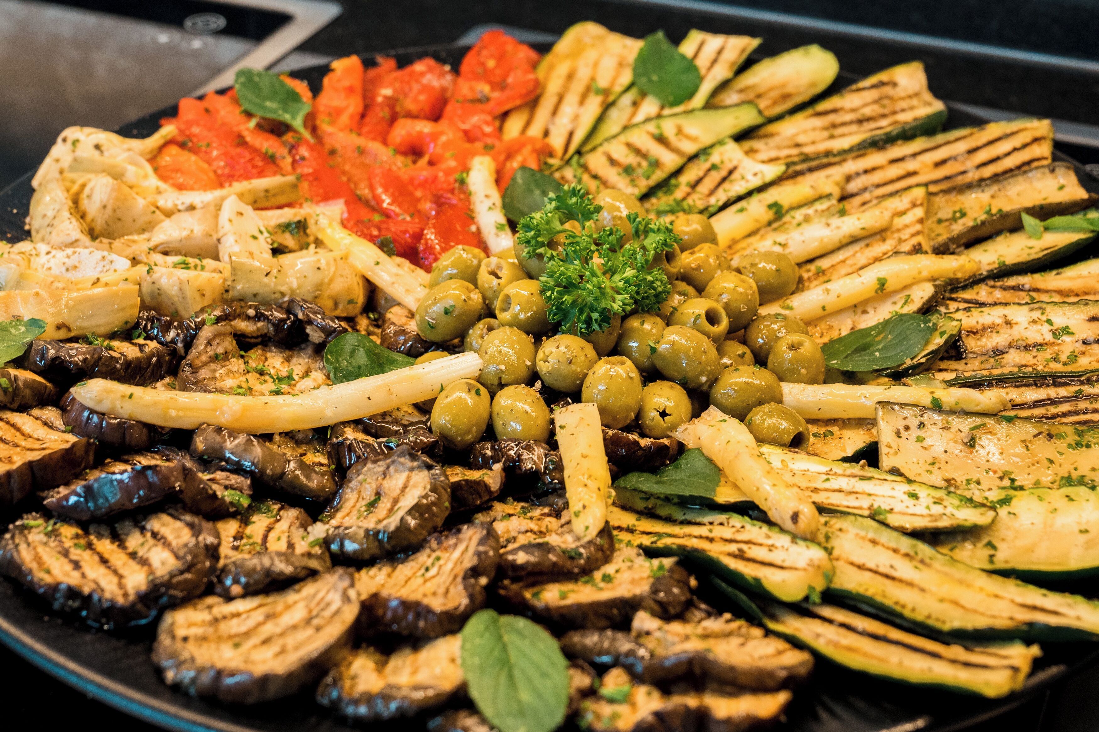 Un plat de légumes grillés et de poulet.