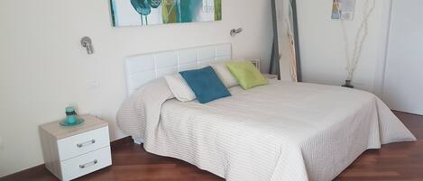 Habitación Elite | Ropa de cama de alta calidad, escritorio, tabla de planchar con plancha