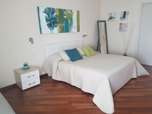 Quarto elite | Roupas de cama premium, escrivaninha, ferros/tábuas de passar roupa