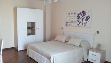 Premium bedding, desk, iron/ironing board, free WiFi