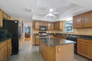 Executive Villa, 4 Bedrooms | Private kitchen | Fridge, microwave, oven, stovetop - Tampa Bay- Large Pool home- Private Heated Pool! (Valrico)