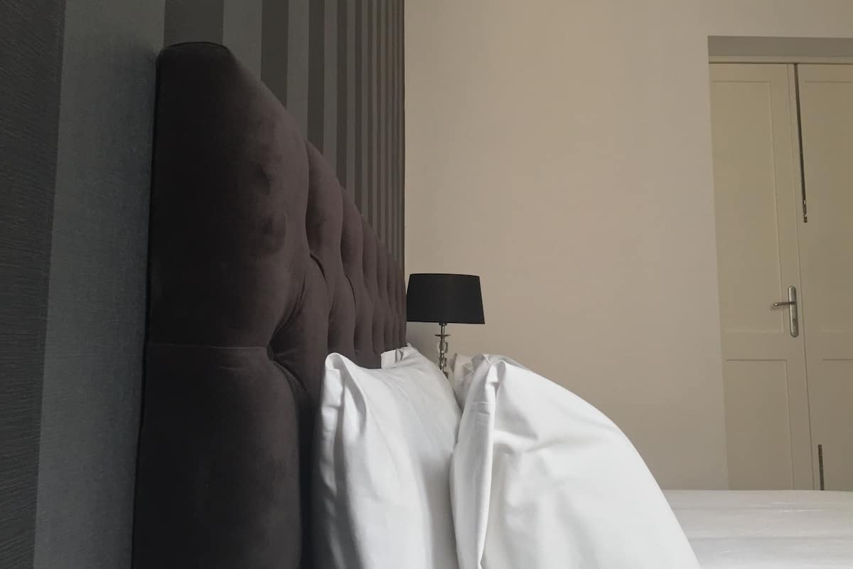 Chambre luxueuse, salle de bain attenante, vue sur la ville | 8 chambres, draps italiens de Frette, literie de qualité