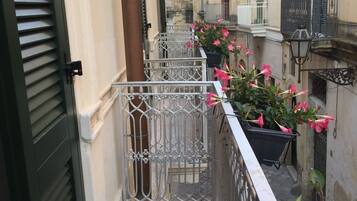 Junior Room, 1 King Bed, Ensuite | Balcony view