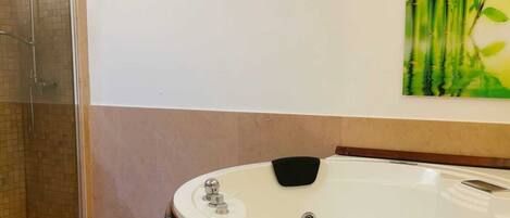 Comfort-værelse - 1 soveværelse - eget badeværelse | Badeværelse | Bruser, gratis toiletartikler, hårtørrer, badekåber