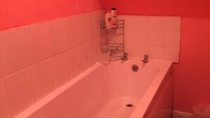 Studio – standard | Bad | Kombinert dusj/badekar, toalettartikler (inkludert) og hårføner