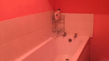 Standard Studio | Bathroom | Combined shower/bathtub, free toiletries, hair dryer, towels