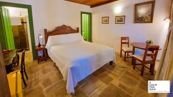 Kahden hengen comfort-huone, 1 suuri parisänky, kylpyhuone makuuhuoneen yhteydessä, pohjakerroksessa | Ilmaiset minibaarituotteet, yksilöllisesti sisustettu