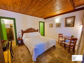 Comfort Double Room, 1 King Bed, Ensuite, Ground Floor | Free minibar, individually decorated, individually furnished, desk - A Casa de Paulo Autran (Paraty)